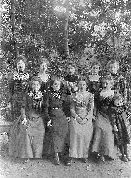 443px-Young-ladies-group_1900_hg.jpg